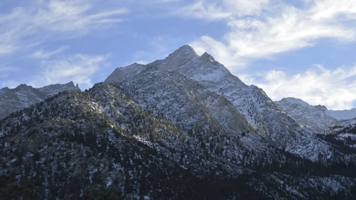 Picos nevados da Serra Nevada vistos de Lone Pine, na Serra Leste da Califórnia, sob céu com nuvens
