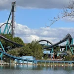 A subida de 61 metros e as colinas da montanha-russa Mako, vistas do outro lado do lago do SeaWorld Orlando, em março de 2021