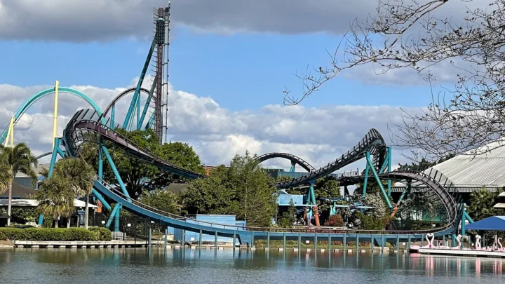 A subida de 61 metros e as colinas da montanha-russa Mako, vistas do outro lado do lago do SeaWorld Orlando, em março de 2021