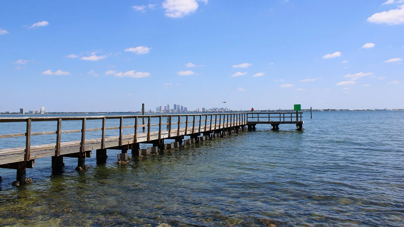 Píer de madeira do Ballast Point Park sobre a Baía de Tampa, com os prédios do centro de Tampa ao fundo, em abril de 2024 (imagem de arquivo)