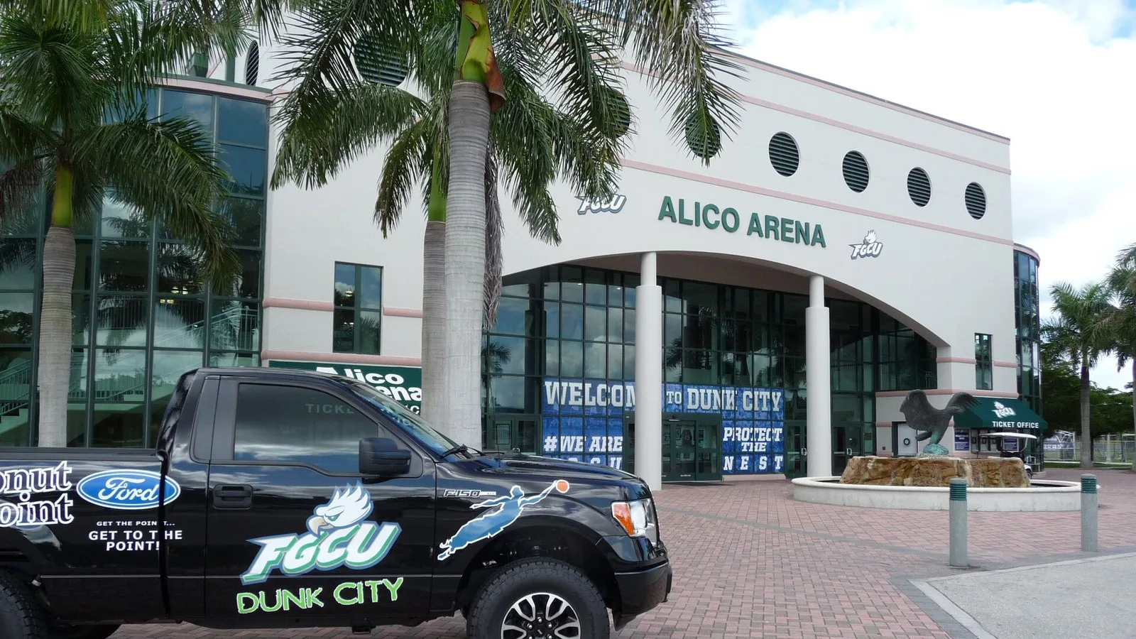 Fachada da Alico Arena, ginásio da Florida Gulf Coast University em Fort Myers, com palmeiras e uma picape com a marca da universidade, em 2013 (imagem de arquivo)
