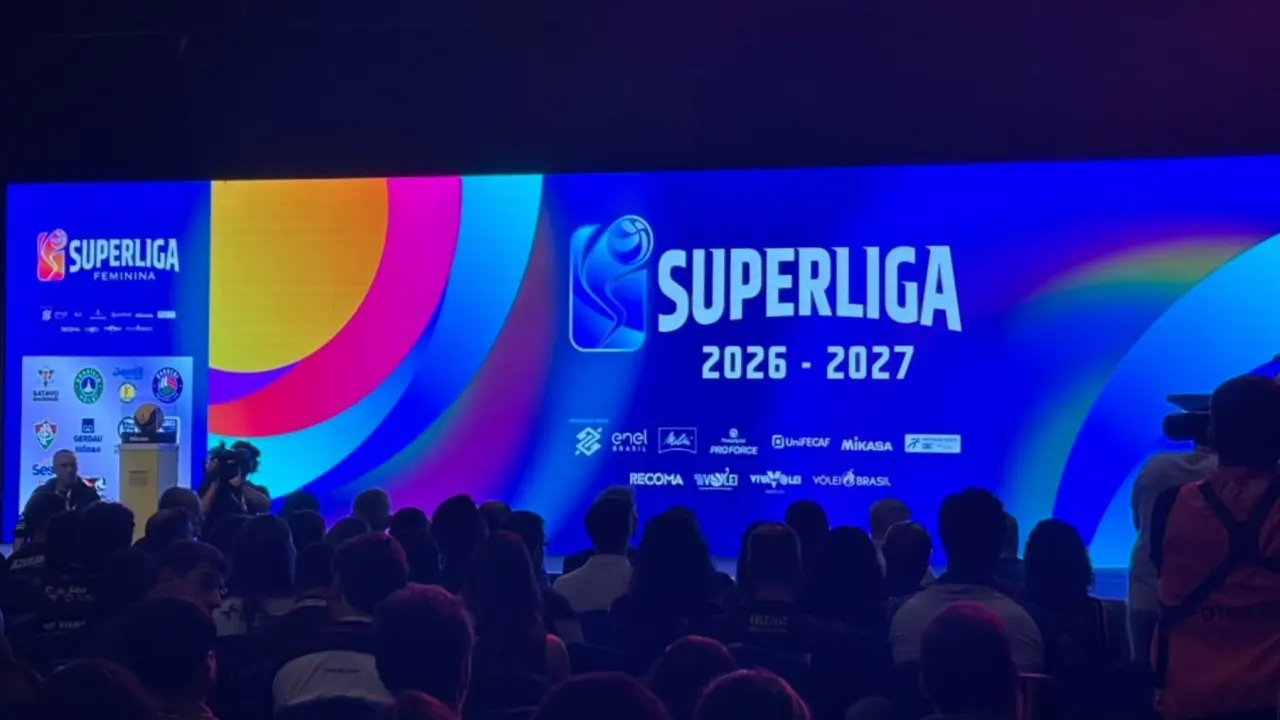 Evento de lançamento da Superliga 2026-2027 em São Paulo, com palco iluminado em azul e rosa exibindo logos de patrocinadores e plateia de pessoas assistindo à apresentação