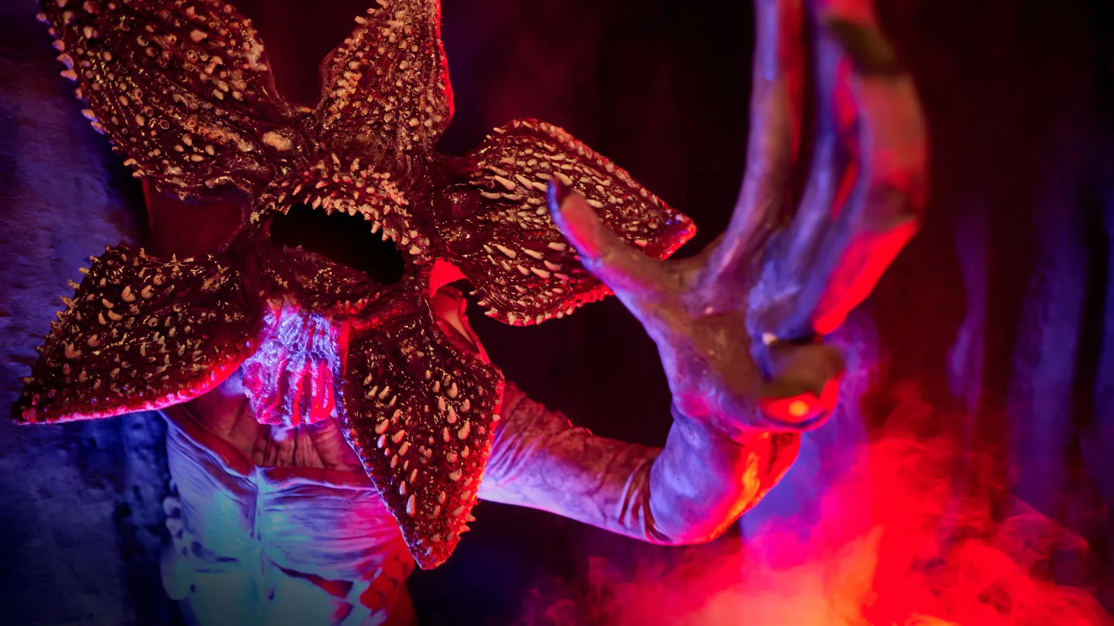 Monstro Demogorgon, de Stranger Things, numa casa mal-assombrada do Halloween Horror Nights 2026, no Universal Studios Florida
