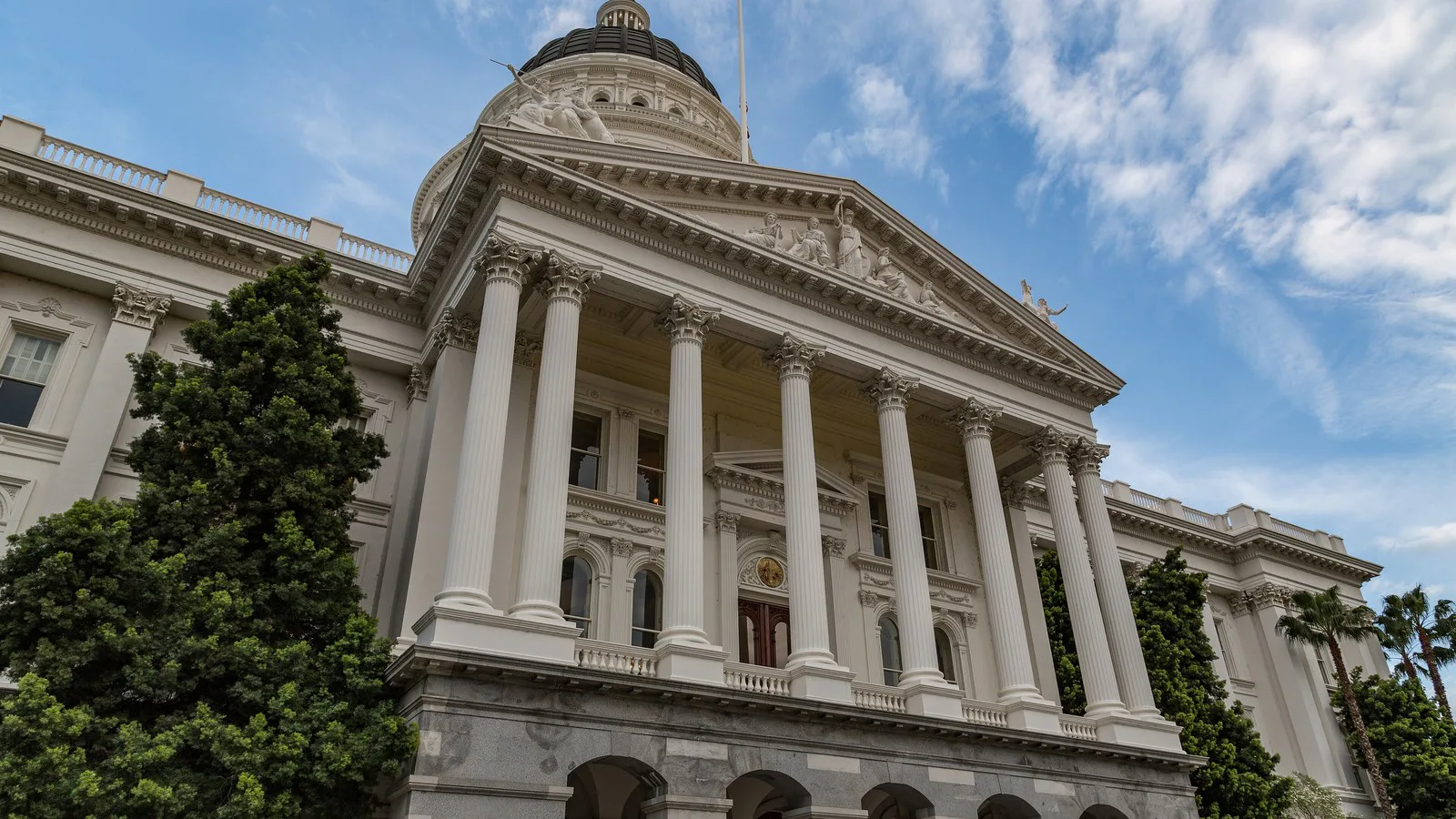 Fachada do Capitólio da Califórnia, em Sacramento, onde a lei foi aprovada