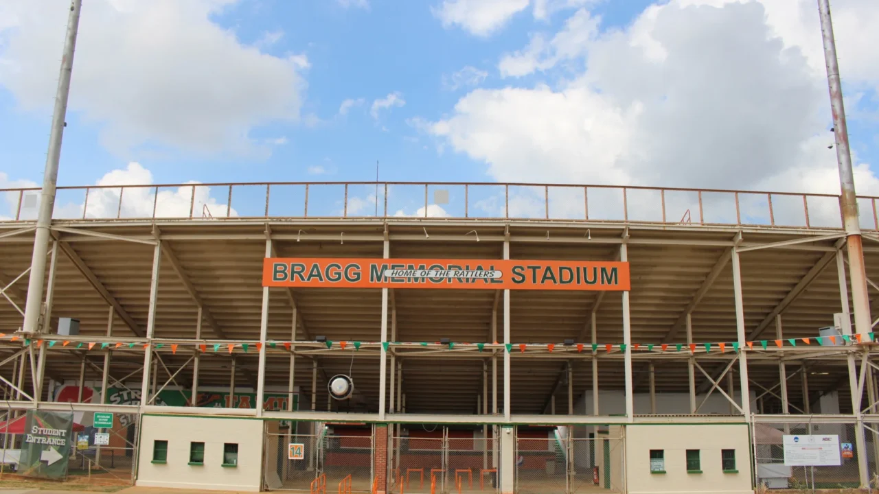 Fachada leste do Estádio Bragg Memorial, da Universidade Florida A&M, com a placa laranja "Bragg Memorial Stadium, Home of the Rattlers", em Tallahassee, na Flórida (foto de arquivo)