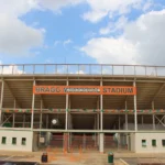 Fachada leste do Estádio Bragg Memorial, da Universidade Florida A&M, com a placa laranja "Bragg Memorial Stadium, Home of the Rattlers", em Tallahassee, na Flórida (foto de arquivo)