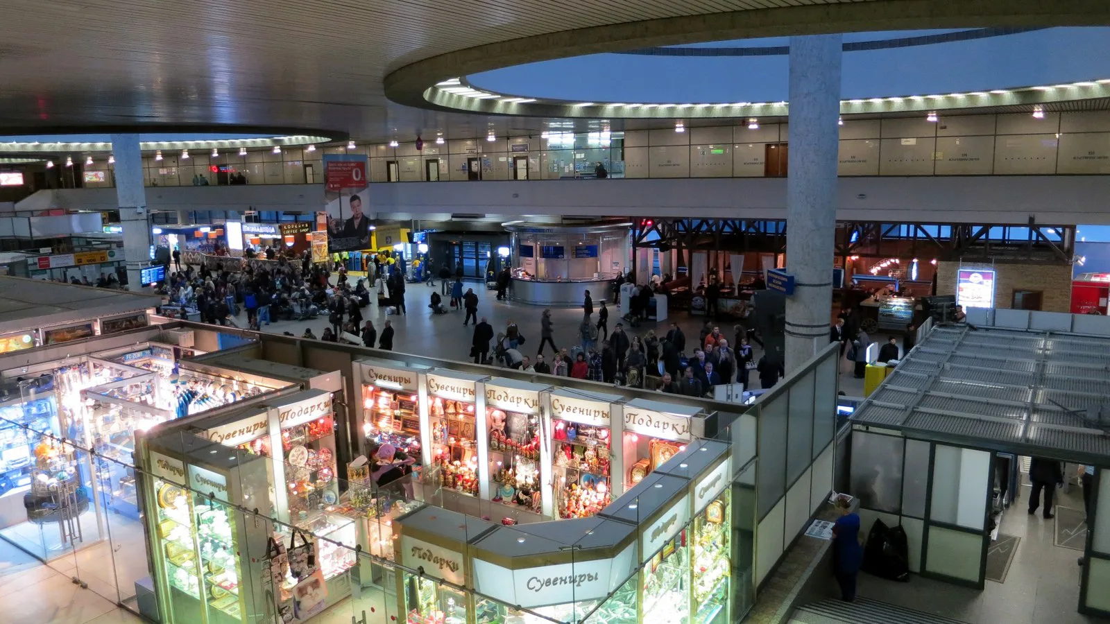 Saguão do aeroporto de Pulkovo, em São Petersburgo, visto do mezanino, em outubro de 2013 (foto de arquivo)