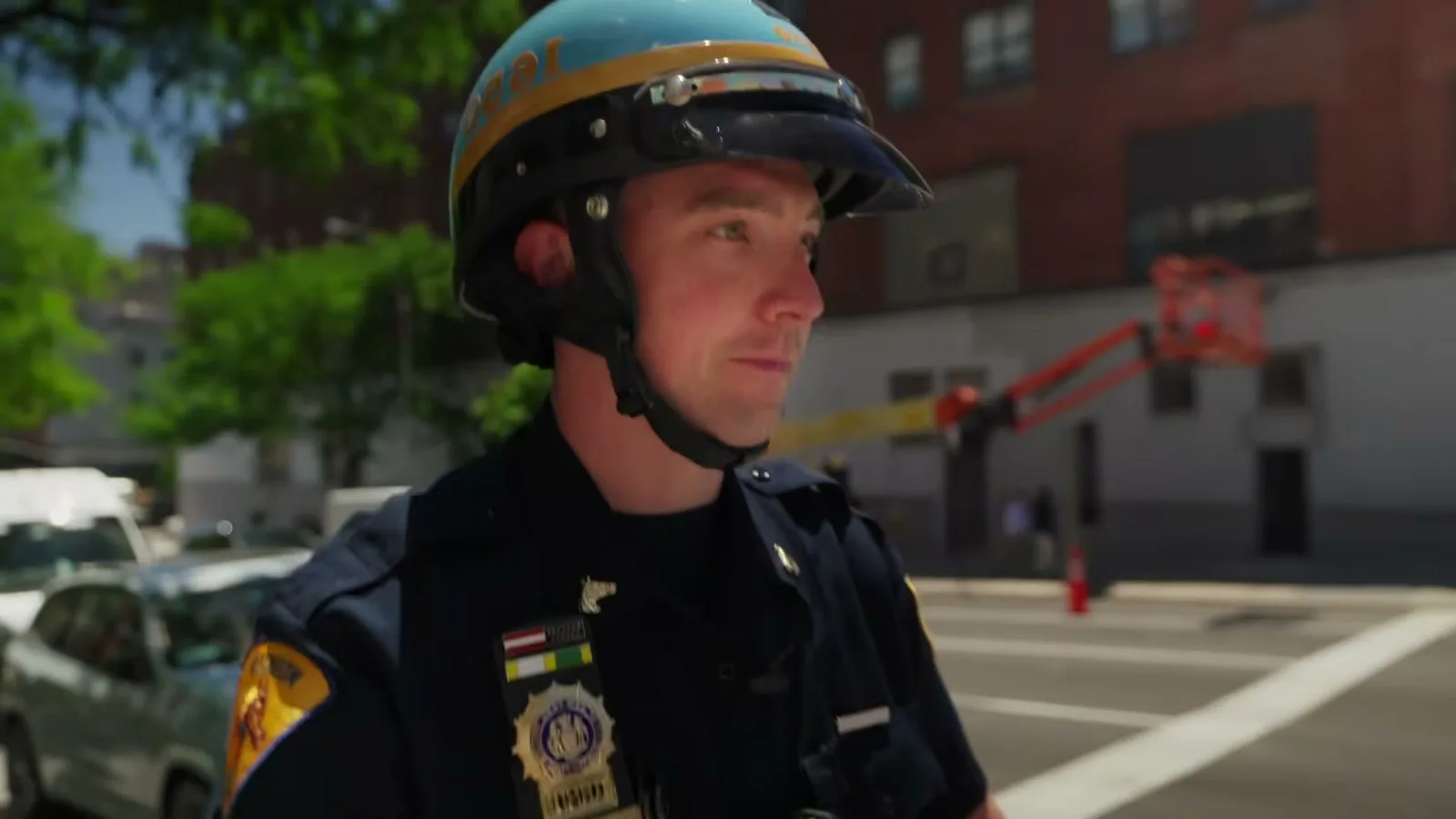 O detetive Kyle McLaughlin, da Unidade Montada da NYPD, de capacete e uniforme, numa rua de Nova York