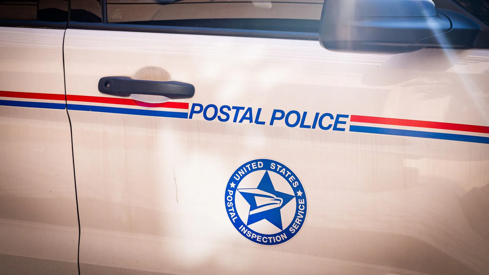 Foto de arquivo: porta de uma viatura da polícia postal, com a inscrição "Postal Police" e o selo do Serviço de Inspeção Postal dos EUA