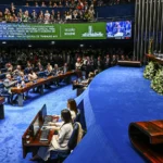 Plenário do Senado Federal, em Brasília, lotado durante a sessão solene que promulgou a emenda do fim da escala 6x1, com o telão anunciando a promulgação