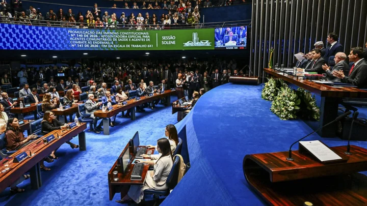 Plenário do Senado Federal, em Brasília, lotado durante a sessão solene que promulgou a emenda do fim da escala 6x1, com o telão anunciando a promulgação