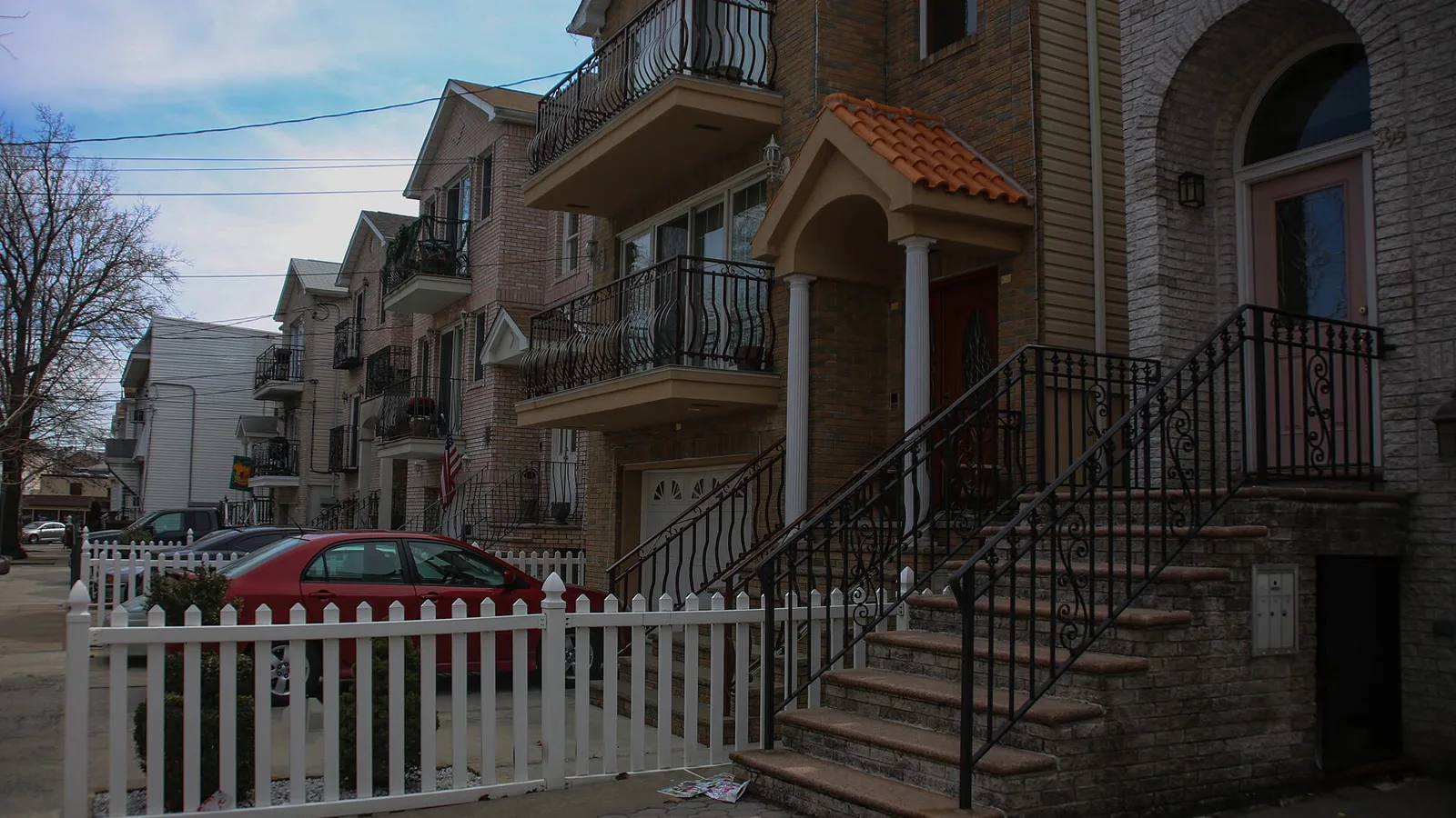 Prédios residenciais com varandas e cerca branca no Ironbound, em Newark, em março de 2014 (imagem de arquivo)
