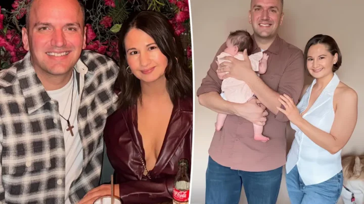 Casal em duas momentos diferentes: à esquerda, homem de camisa xadrez e mulher de blusa marsala posam diante de parede com flores; à direita, o mesmo casal posa com um bebê em estúdio fotográfico