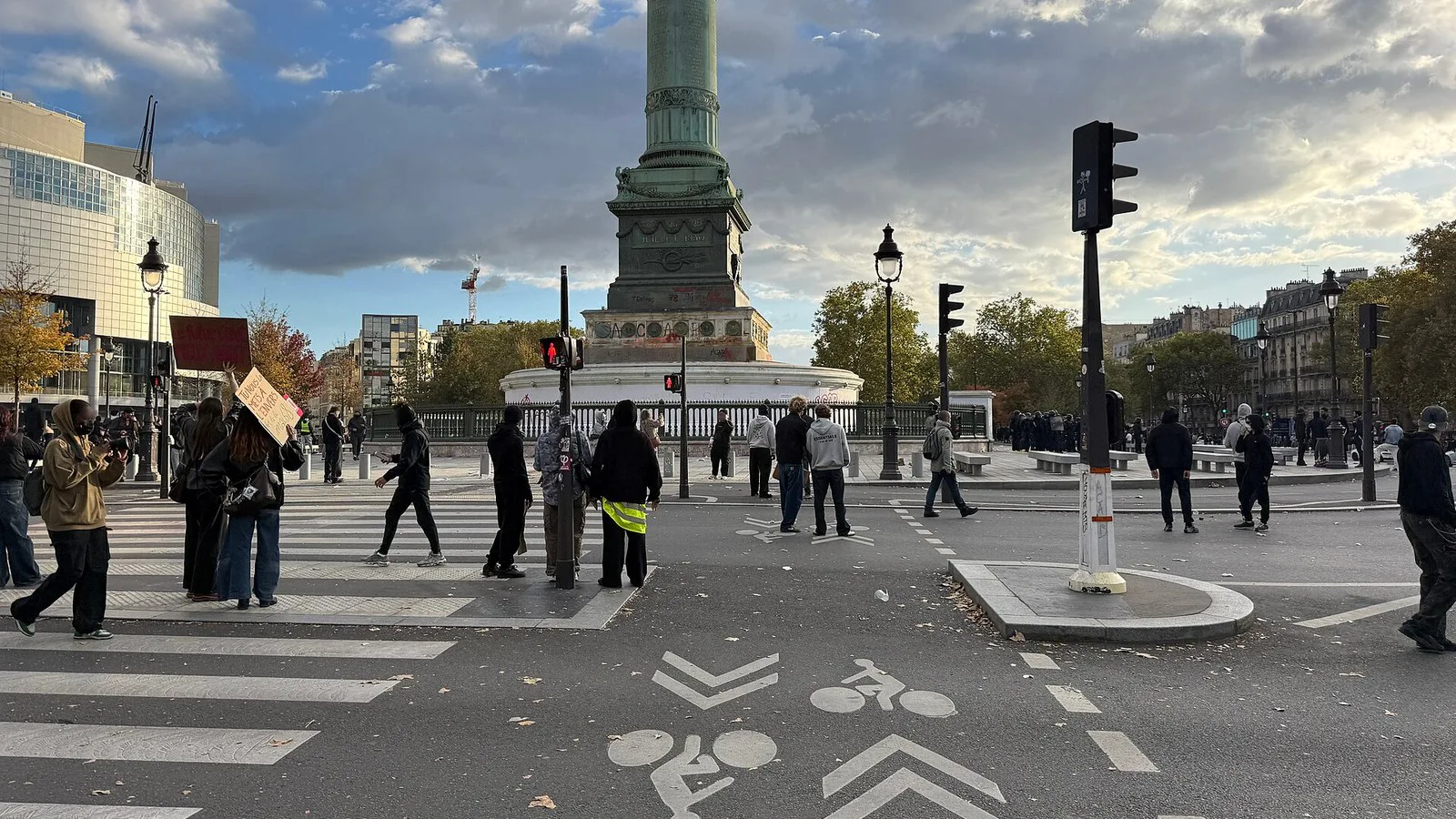 Manifestantes com cartazes atravessam a Praça da Bastilha, em Paris, em 17 de outubro de 2026
