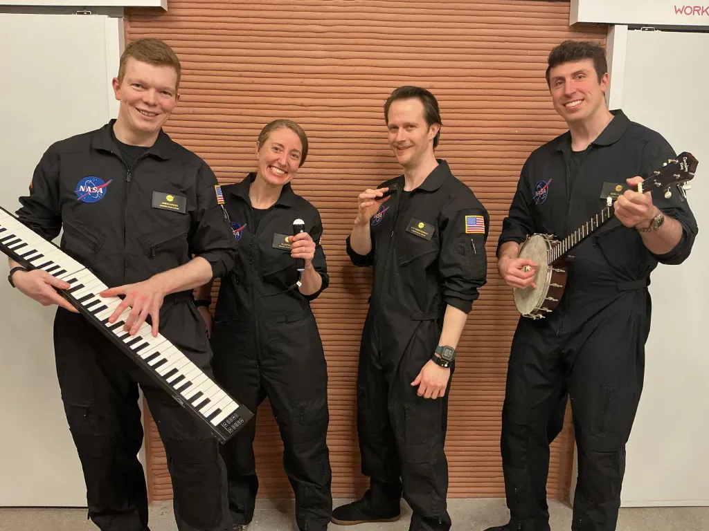 A tripulação do CHAPEA exibe os instrumentos que levou na missão. Os tripulantes optaram por incluir instrumentos como parte da cota de itens pessoais. Da esquerda para a direita: James Spicer, Ellen Ellis, Matthew Montgomery e Ross Elder.