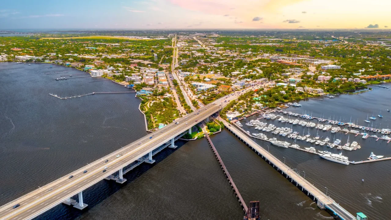 Vista aérea da Ponte Roosevelt sobre o rio St. Lucie, com o centro de Stuart, na Flórida, ao fundo, em 2022 (imagem de arquivo)