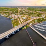 Vista aérea da Ponte Roosevelt sobre o rio St. Lucie, com o centro de Stuart, na Flórida, ao fundo, em 2022 (imagem de arquivo)