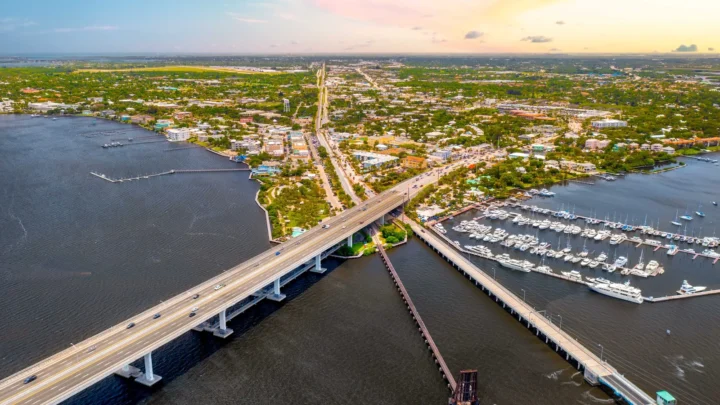 Vista aérea da Ponte Roosevelt sobre o rio St. Lucie, com o centro de Stuart, na Flórida, ao fundo, em 2022 (imagem de arquivo)