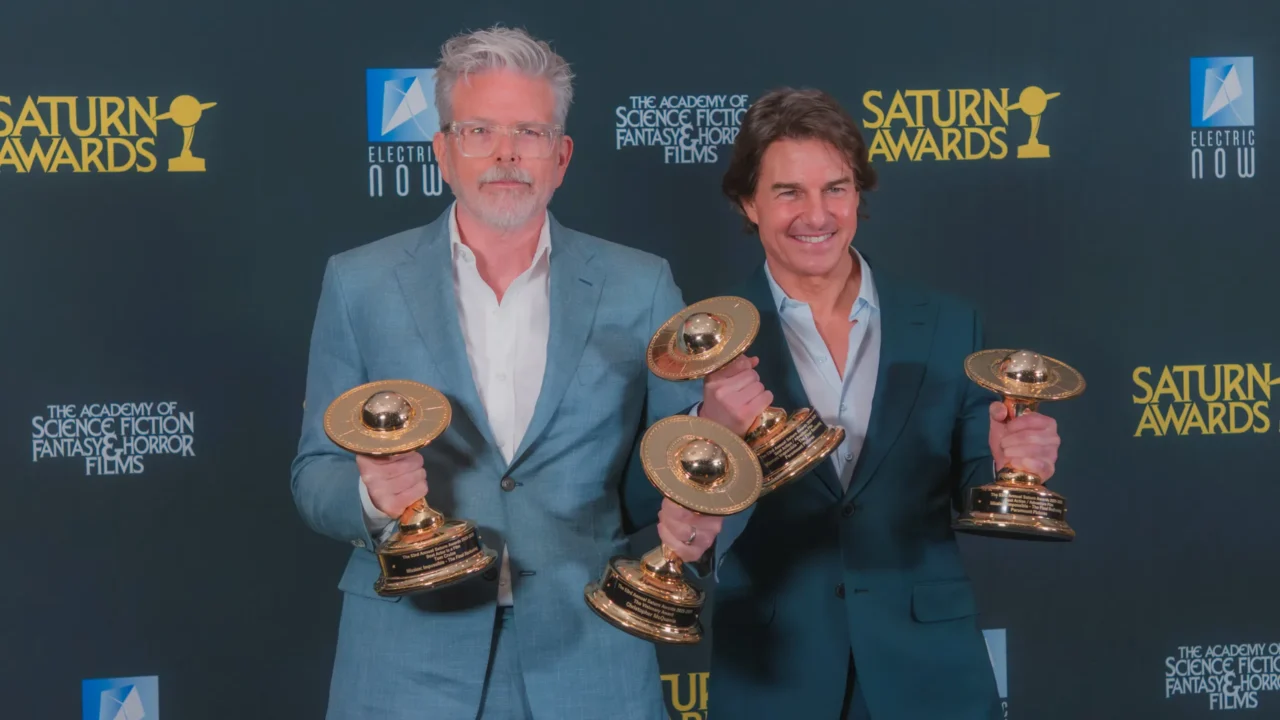 Tom Cruise (à direita) exibe troféu no Saturn Awards, cerimônia de premiação de filmes de ficção científica, fantasia e horror