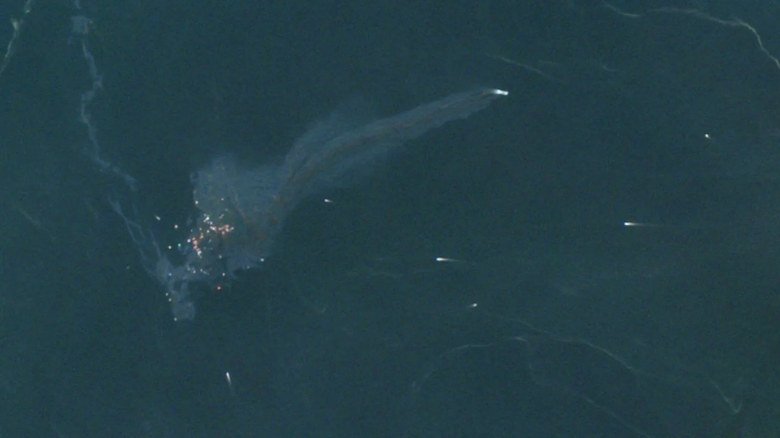 Imagem de satélite de 14 de outubro mostra pontos coloridos de contêineres espalhados no mar e uma mancha clara na água, no local do naufrágio