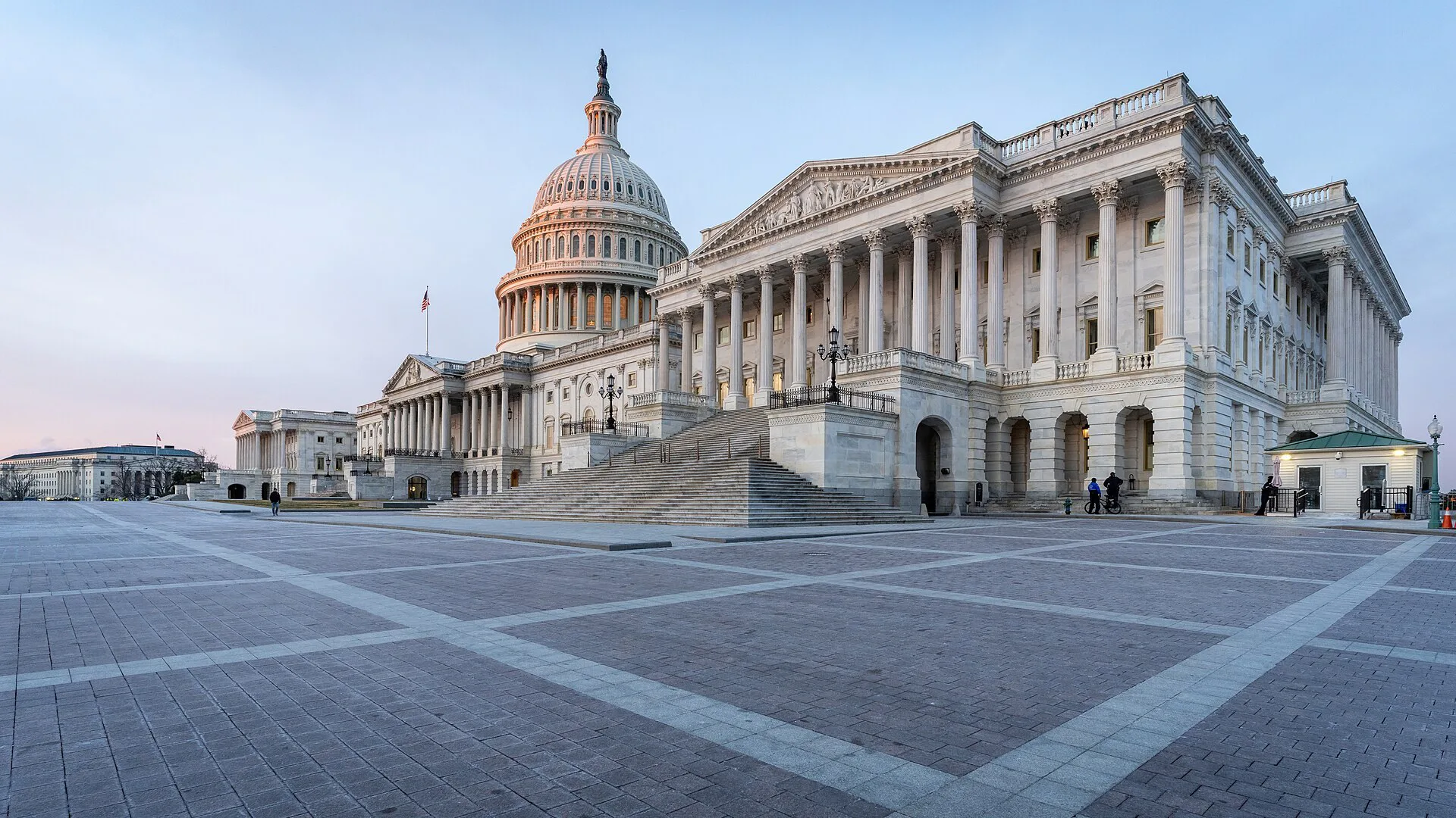 Ala do Senado do Capitólio dos Estados Unidos, em Washington, com a cúpula iluminada pelo sol da manhã e a praça vazia à frente (imagem de arquivo)