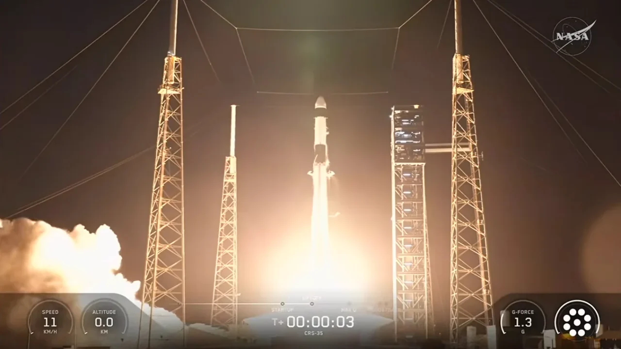 Um foguete Falcon 9 da SpaceX e a espaçonave Dragon foram lançados na terça-feira, 13 de outubro de 2026, do Complexo de Lançamento Espacial 40 na Estação da Força Espacial de Cabo Canaveral, na Flórida, como parte da 35ª missão de Serviços Comerciais de Reabastecimento da empresa para a Estação
