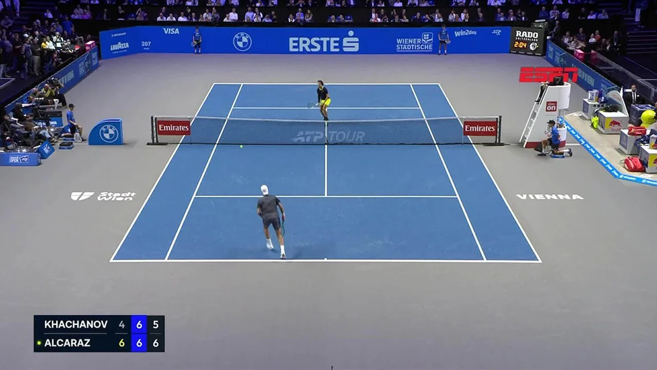 Jogadores disputam um ponto em quadra azul durante partida do ATP 500 em Viena, com placar de 6/6 no set final