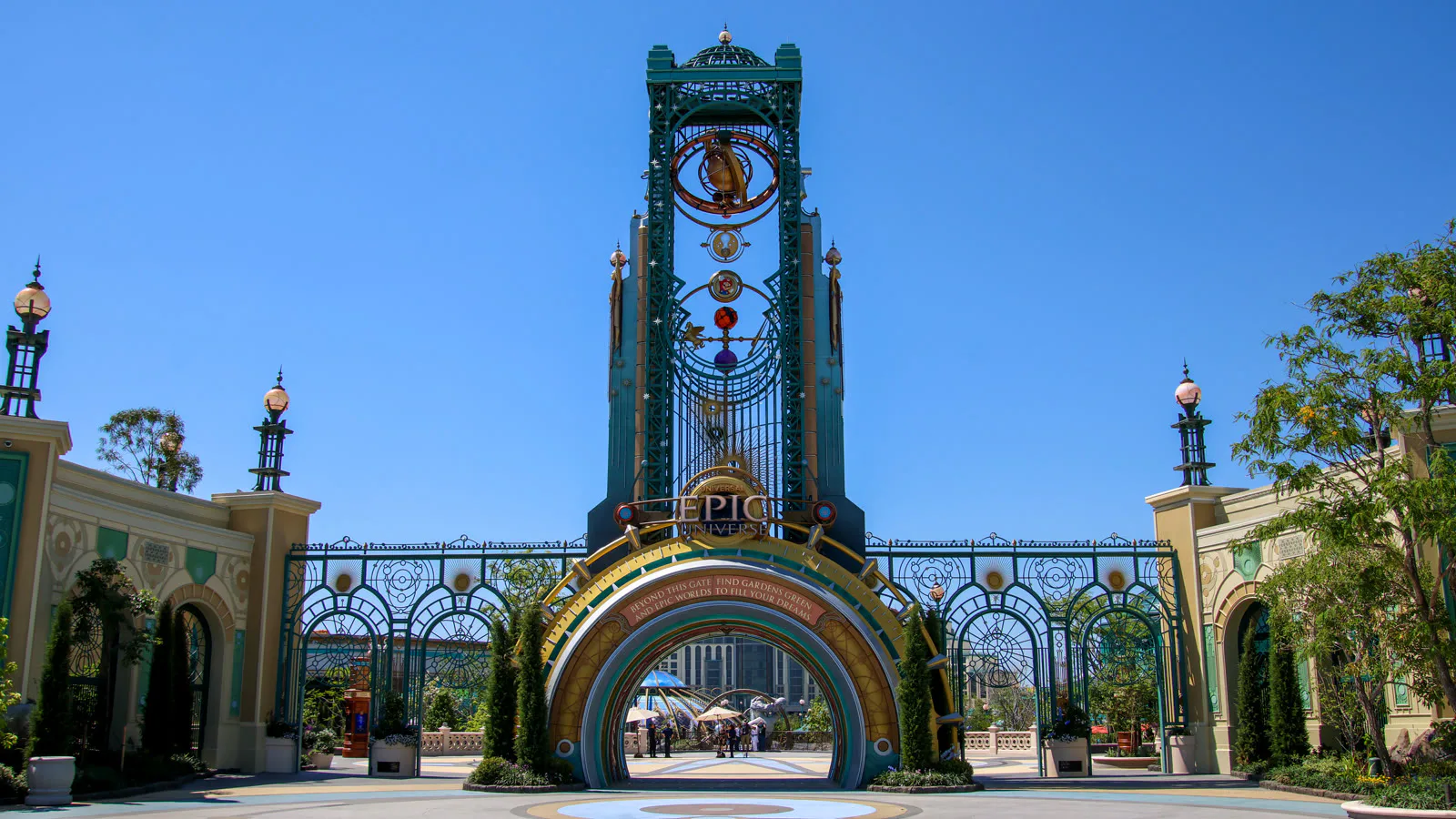 Foto de arquivo de abril de 2025 da torre Chronos, portal de entrada para as áreas do Epic Universe, em Orlando