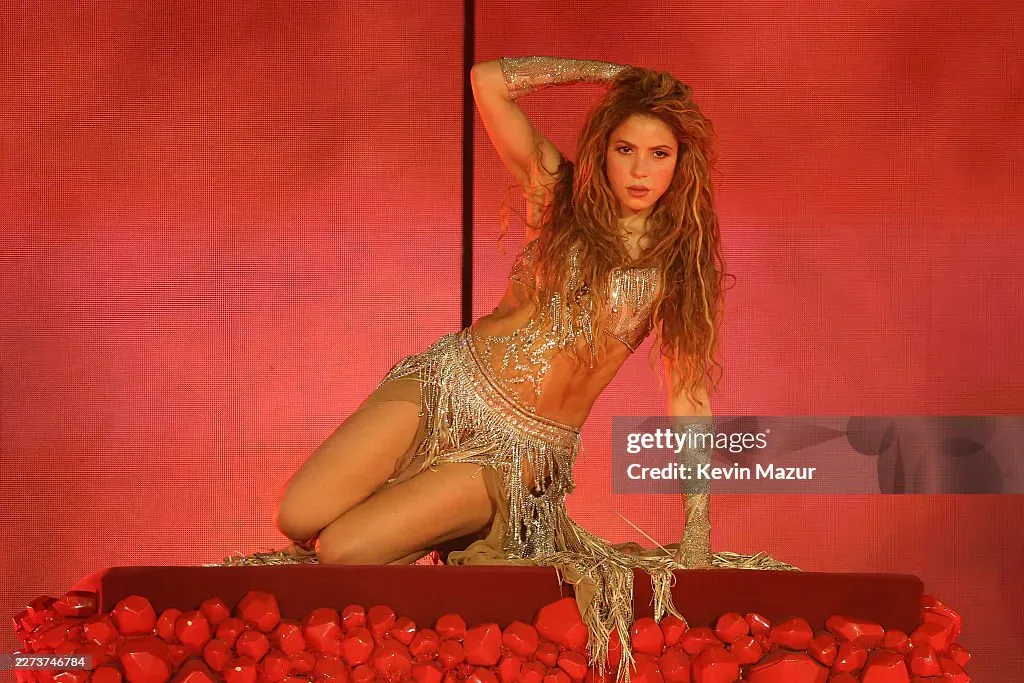 Shakira em traje dourado durante show em Madri, apresentação que bateu recorde de livestreaming no Amazon Music