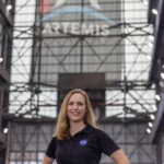 Allison Mjoen, gerente de operações da NASA para o programa de Sistemas Terrestres de Exploração da agência, ajudou a moldar os sistemas e as operações terrestres que um dia enviarão humanos de volta à Lua.