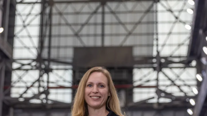 Allison Mjoen, gerente de operações da NASA para o programa de Sistemas Terrestres de Exploração da agência, ajudou a moldar os sistemas e as operações terrestres que um dia enviarão humanos de volta à Lua.