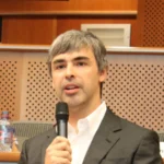 Larry Page, cofundador do Google, de paletó escuro e camisa branca, fala ao microfone no Parlamento Europeu, em junho de 2009 (imagem de arquivo)