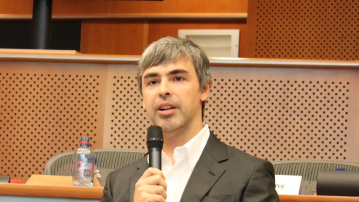 Larry Page, cofundador do Google, de paletó escuro e camisa branca, fala ao microfone no Parlamento Europeu, em junho de 2009 (imagem de arquivo)