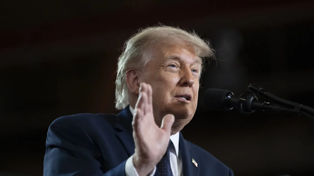 Donald Trump gesticula com a mão direita aberta ao discursar diante de um microfone, durante evento sobre economia no Rockland Community College, em Suffern, Nova York, em 22 de maio de 2026 (imagem de arquivo)