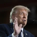 Donald Trump gesticula com a mão direita aberta ao discursar diante de um microfone, durante evento sobre economia no Rockland Community College, em Suffern, Nova York, em 22 de maio de 2026 (imagem de arquivo)