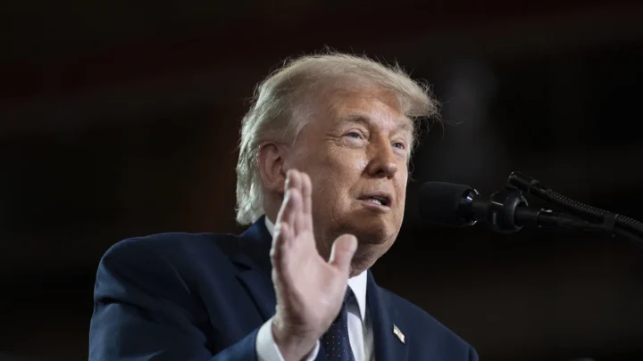 Donald Trump gesticula com a mão direita aberta ao discursar diante de um microfone, durante evento sobre economia no Rockland Community College, em Suffern, Nova York, em 22 de maio de 2026 (imagem de arquivo)