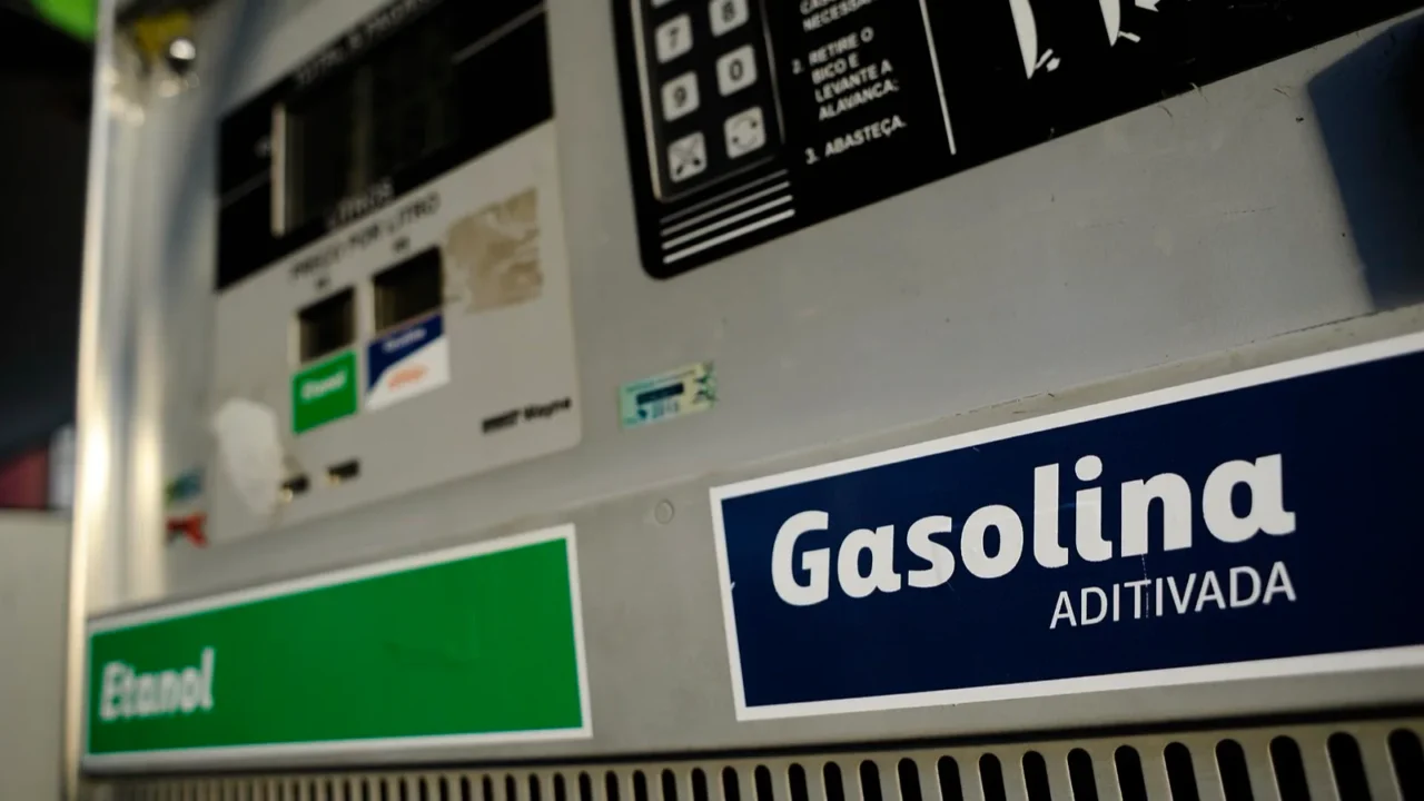 Foto de arquivo de uma bomba de combustível com as indicações "Etanol" e "Gasolina aditivada" em um posto do Setor Hoteleiro Norte, em Brasília (DF)