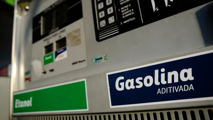 Foto de arquivo de uma bomba de combustível com as indicações "Etanol" e "Gasolina aditivada" em um posto do Setor Hoteleiro Norte, em Brasília (DF)