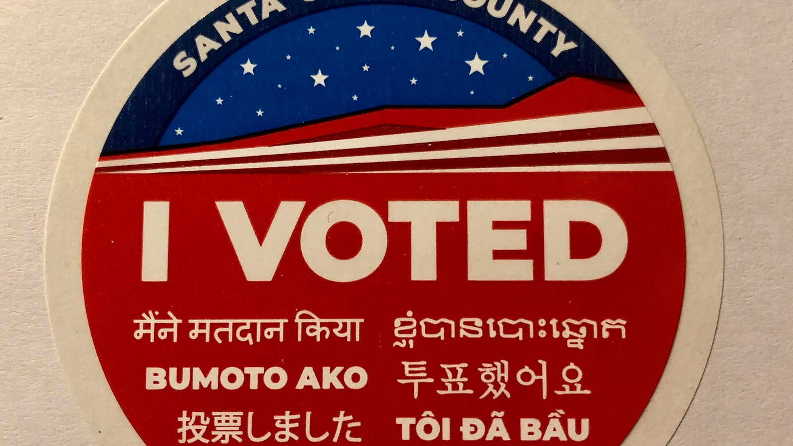 Adesivo "I Voted" do condado de Santa Clara, na Califórnia, com a frase "eu votei" em vários idiomas