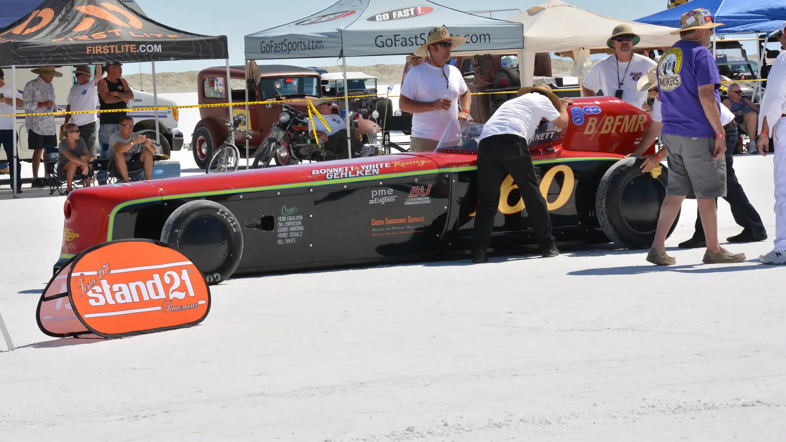 Carro de recorde comprido e baixo, em forma de dardo, sendo preparado por mecânicos no sal durante a Speed Week de Bonneville, em 2016 (imagem de arquivo)