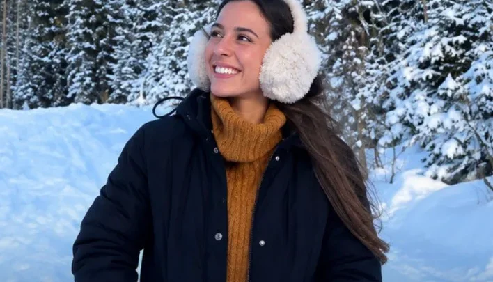 Renata Alves Mietto, de 26 anos, foi detida por agentes do ICE no Aeroporto Internacional de Los Angeles há mais de um mês, quando embarcaria para um voo doméstico. A atriz brasileira, que vive nos Estados Unidos há uma década, foi transferida para um centro de detenção em El Paso, no Texas, onde ag