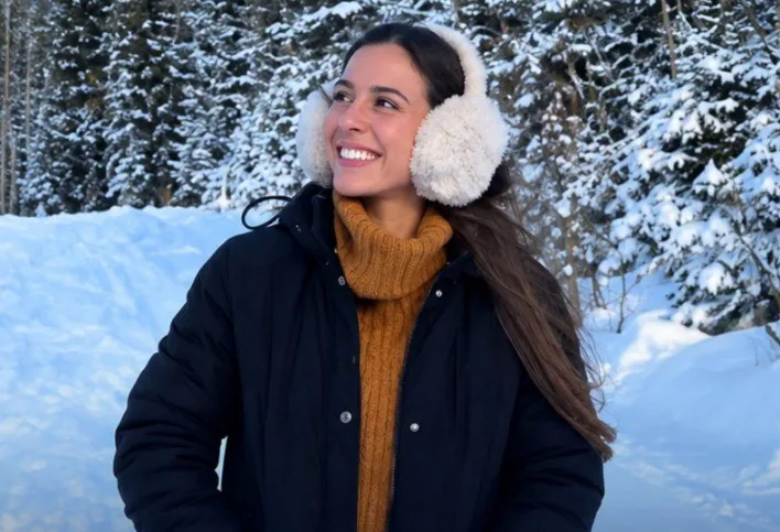 Renata Alves Mietto, de 26 anos, foi detida por agentes do ICE no Aeroporto Internacional de Los Angeles há mais de um mês, quando embarcaria para um voo doméstico. A atriz brasileira, que vive nos Estados Unidos há uma década, foi transferida para um centro de detenção em El Paso, no Texas, onde ag