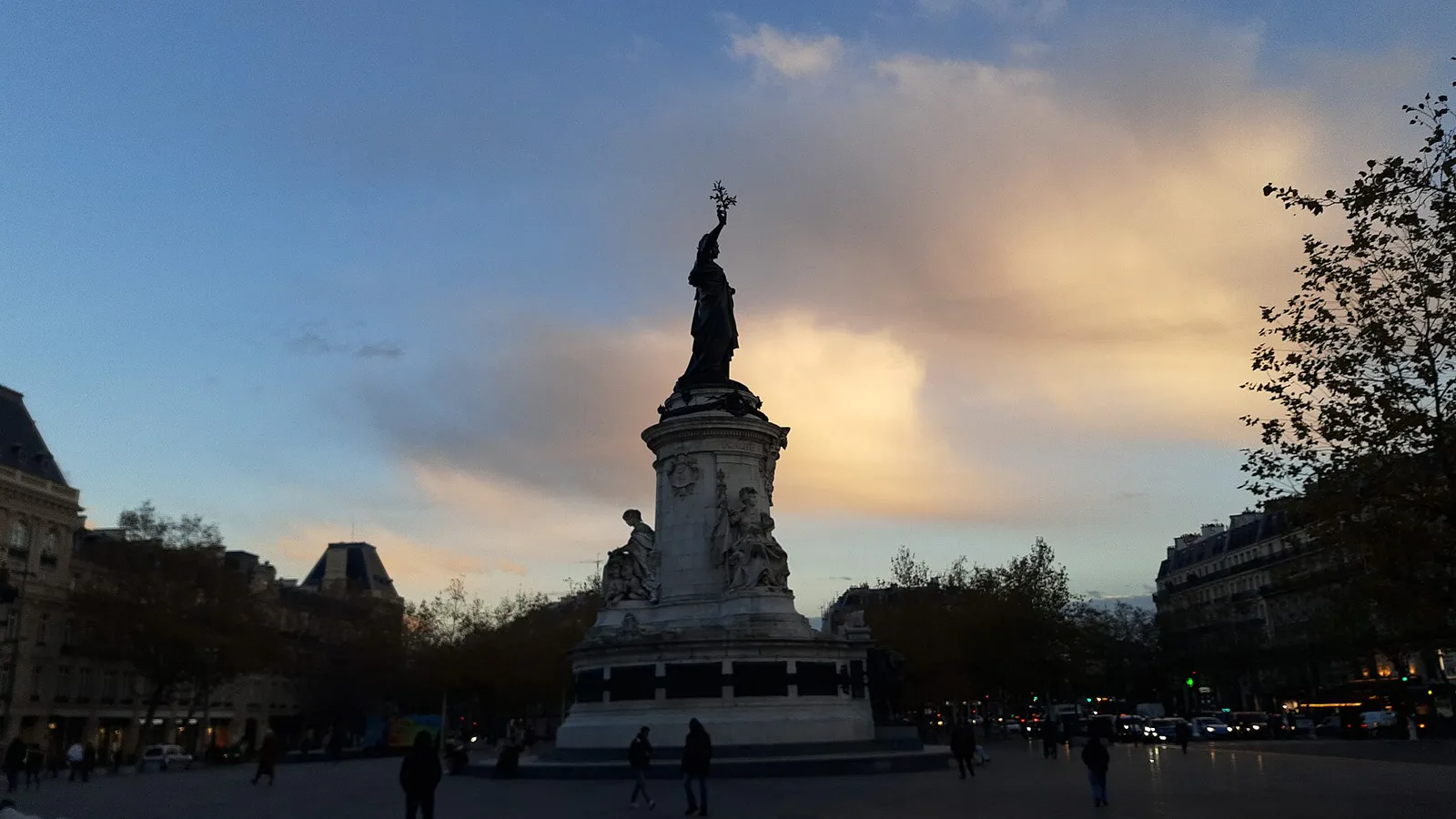 Monumento à República na praça de mesmo nome, em Paris, ao entardecer, em novembro de 2023 (imagem de arquivo)