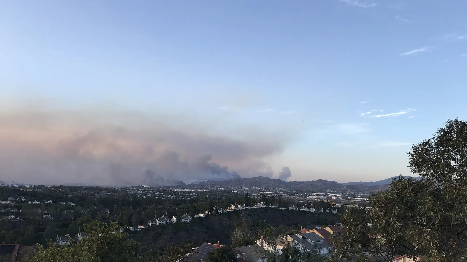Imagem de arquivo (outubro de 2020, incêndio Silverado, sem relação com o Norte Fire): fumaça e chamas ao fundo de um incêndio no condado de Orange, vistas de longe a partir de uma área com casas