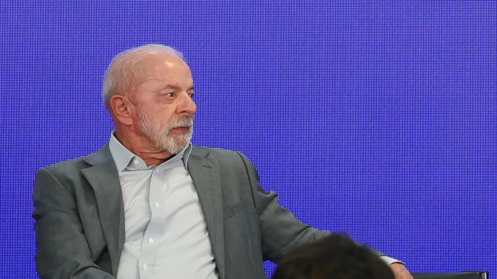 Luiz Inácio Lula da Silva, sentado, durante cerimônia em Brasília, em 21 de outubro de 2026 (imagem de arquivo)