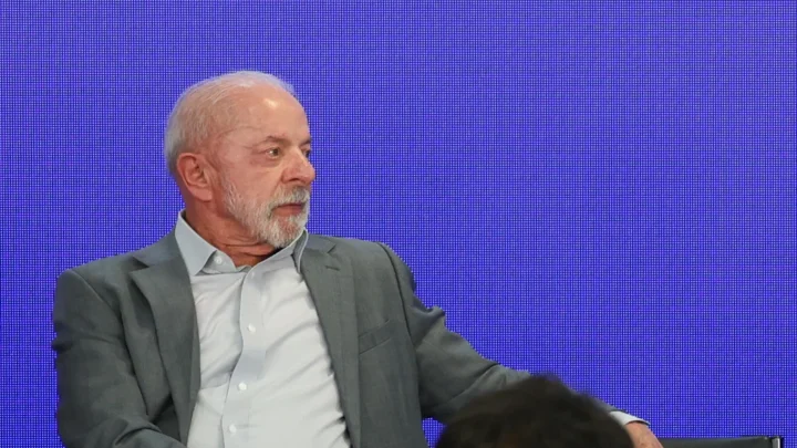 Luiz Inácio Lula da Silva, sentado, durante cerimônia em Brasília, em 21 de outubro de 2026