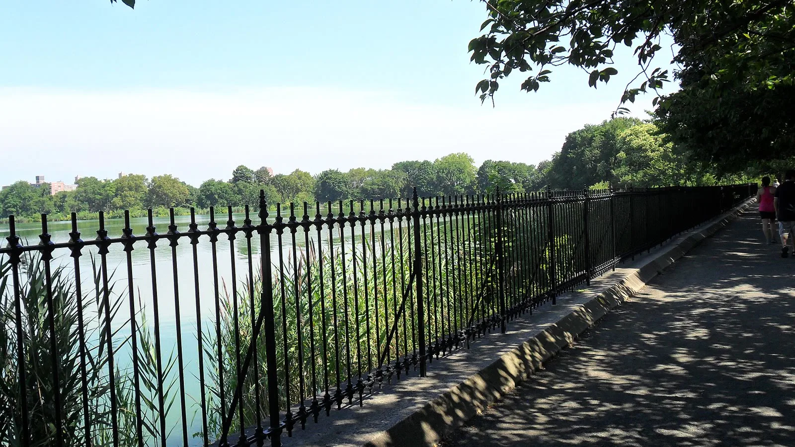 Pista de corrida que contorna o reservatório do Central Park, separada da água por uma cerca de ferro, em 2011 (imagem de arquivo)