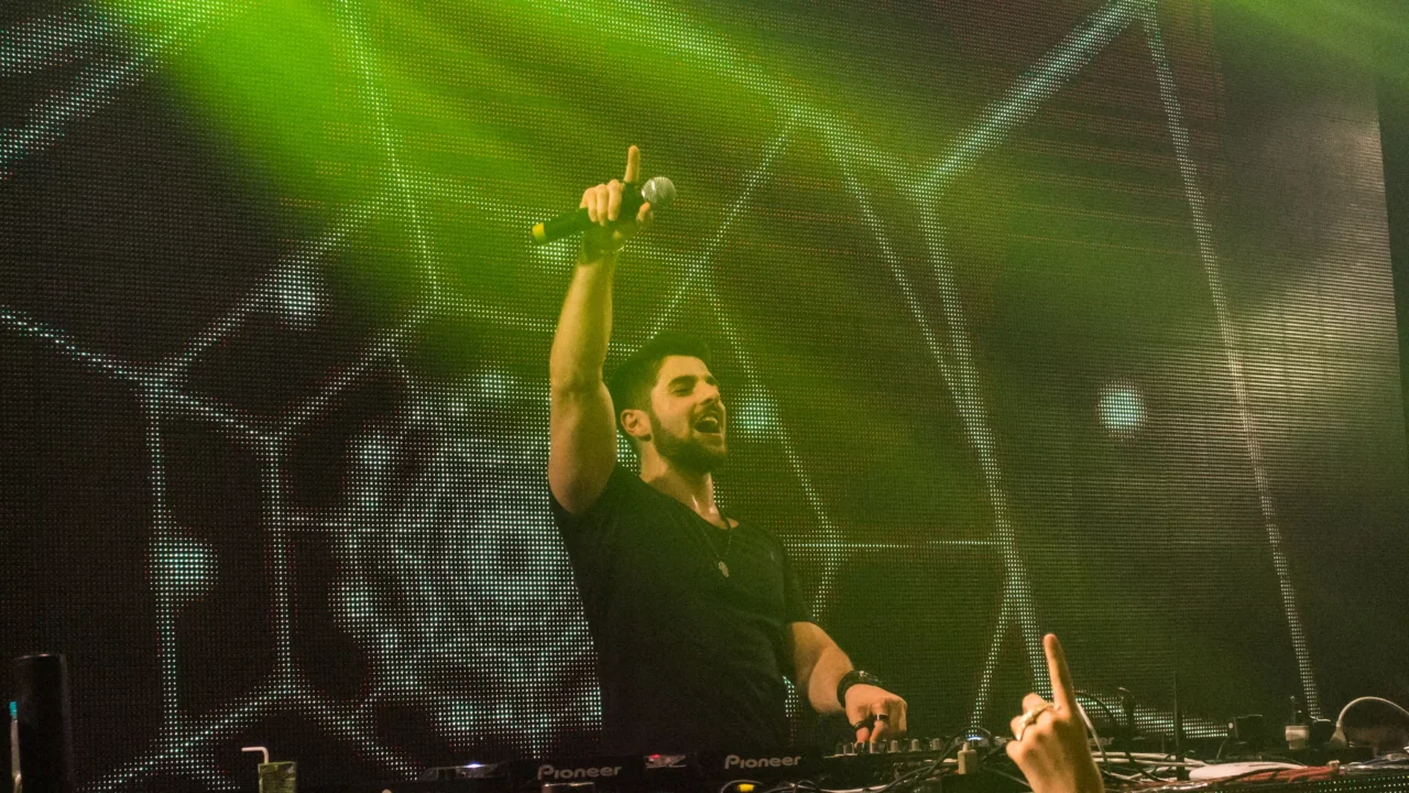 Alok durante apresentação; DJ lança 'Bye Bye Inhibitions' em parceria com Nayeon, do TWICE