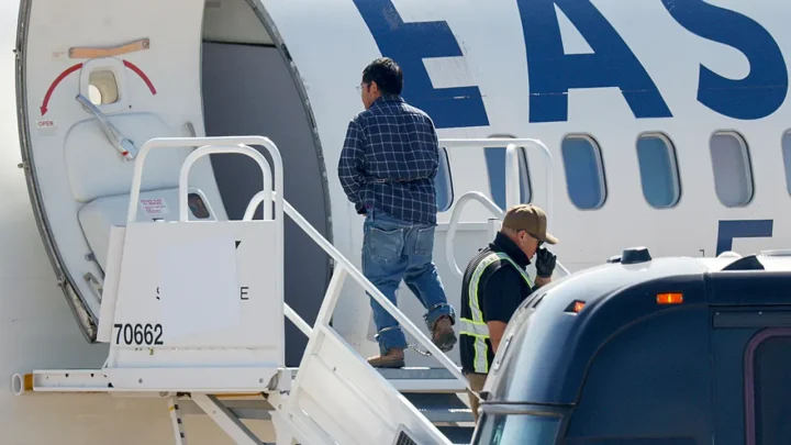 Imigrante embarca em avião de deportação do ICE em Dallas, no Texas, sob escolta de agentes federais. A deportação para terceiros países ganhou impulso após a Suprema Corte autorizar a retomada da prática pelo governo Trump.