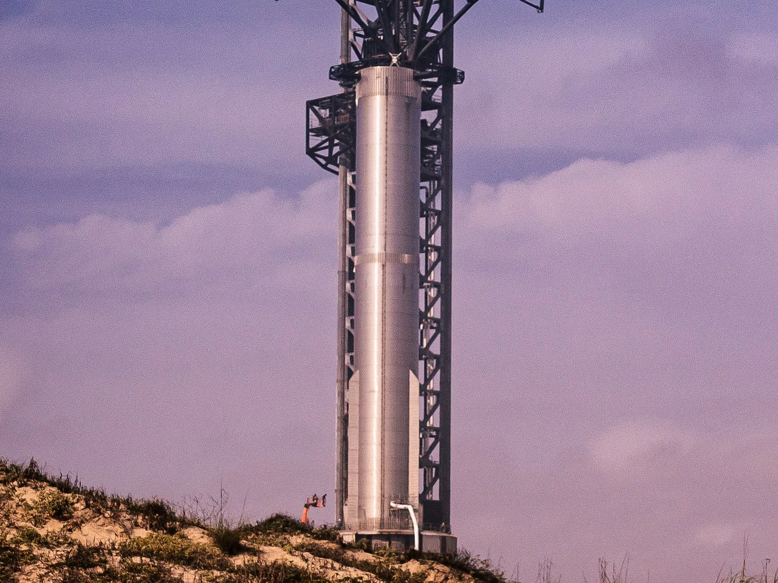 Propulsor Super Heavy em testes na plataforma de lançamento de Starbase, em Boca Chica, no Texas, em fevereiro de 2023 (imagem de arquivo)